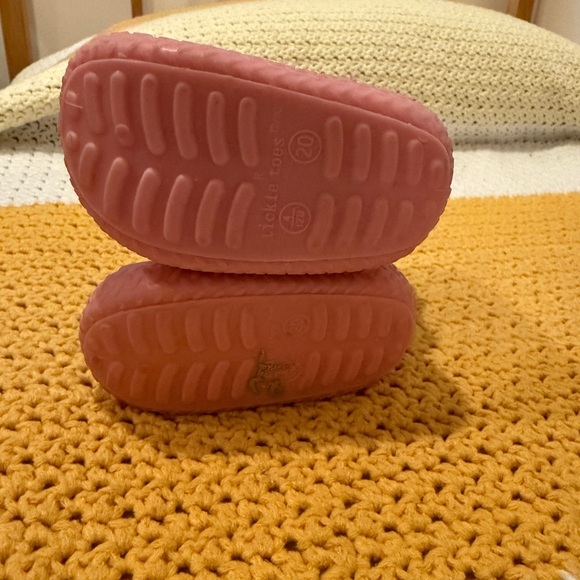 Tickle Toes size 12 months slippers socks in good used condition - Picture 3 of 5